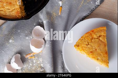 Vista orizzontale del panino di mais con formaggio e latte di sudovest e peperoncino verde in una padella di ghisa Foto Stock