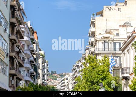 Salonicco, Grecia - 22 settembre 2023: Edifici residenziali tradizionali con balcone presso la Aristotelous Sqaure di Salonicco, Grecia Foto Stock