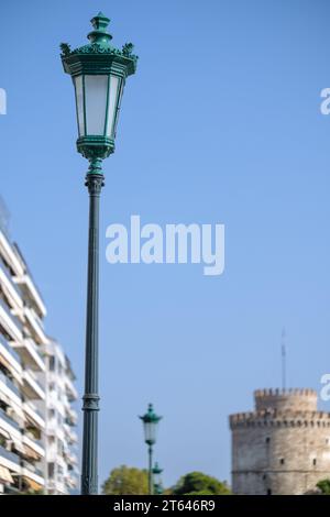 Vista di una lanterna, di edifici residenziali e della famosa Torre Bianca, conosciuta anche come Lefkos Pyrgos a Salonicco in Grecia Foto Stock