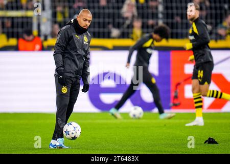 Dortmund, Germania. 7 novembre 2023. DORTMUND, GERMANIA - 7 NOVEMBRE: Donyell Malen del Borussia Dortmund si riscalda prima della partita del gruppo F di UEFA Champions League tra Borussia Dortmund e Newcastle United FC al Signal Iduna Park il 7 novembre 2023 a Dortmund, Germania (foto di Rene Nijhuis/BSR Agency) credito: BSR Agency/Alamy Live News Foto Stock