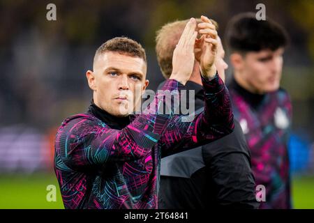 Dortmund, Germania. 7 novembre 2023. DORTMUND, GERMANIA - 7 NOVEMBRE: Kieran Trippier del Newcastle United applaude ai tifosi mentre si scalda prima della partita di UEFA Champions League Group F tra Borussia Dortmund e Newcastle United FC al Signal Iduna Park il 7 novembre 2023 a Dortmund, Germania (foto di Rene Nijhuis/BSR Agency) credito: BSR Agency/Alamy Live News Foto Stock