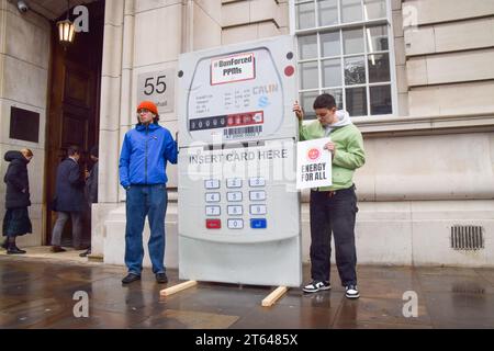 Londra, Regno Unito. 8 novembre 2023. Attivisti di vari gruppi si sono riuniti al di fuori del Dipartimento per la sicurezza energetica e Net Zero a Westminster con un gigantesco contatore di pagamenti anticipati in segno di protesta contro l'adattamento forzato del PPMS per coloro che non sono in grado di permettersi le bollette energetiche. Credito: Vuk Valcic/Alamy Live News Foto Stock