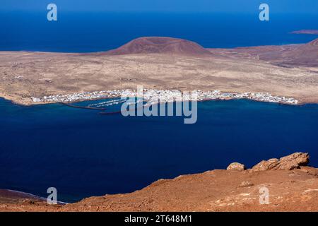 Spagna, Isole Canarie, la Graciosa: Vista aerea del villaggio caleta de Sebo sull'isola Graciosa dal Mirador del Rio dell'isola di Lanzaro Foto Stock