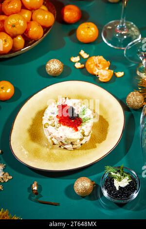 Primo piano del piatto con insalata Olivier in porzioni sul tavolo di Capodanno. Festa in stile russo Foto Stock