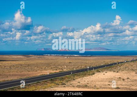 Spagna, Isole Canarie, la Graciosa: Vista panoramica dell'isola di Graciosa e della Caleta de Famara dall'isola di Lanzarote Foto Stock