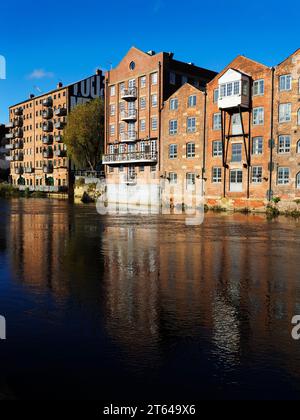 Ex magazzini lungo il fiume Aire a Calls Landing a Leeds West Yorkshire Inghilterra Foto Stock