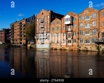 Ex magazzini lungo il fiume Aire a Calls Landing a Leeds West Yorkshire Inghilterra Foto Stock