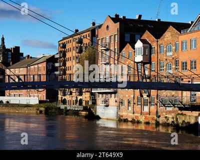 Ex magazzini lungo il fiume Aire a Calls Landing a Leeds West Yorkshire Inghilterra Foto Stock