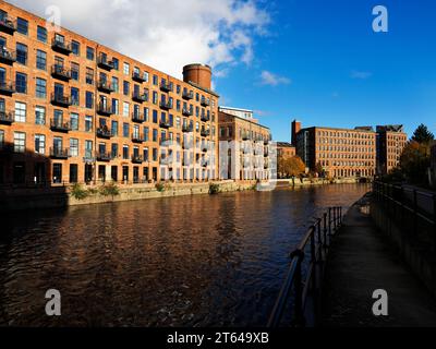 Bank Mills B and D ex mulini per lino e Yarn Warehouse presso il fiume Aire a Leeds West Yorkshire Inghilterra Foto Stock