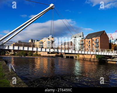 Ponte sospeso pedonale Knights Way Bridge sul fiume Aire a Leeds West Yorkshire Inghilterra Foto Stock