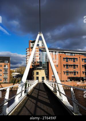 Ponte sospeso pedonale Knights Way Bridge sul fiume Aire a Leeds West Yorkshire Inghilterra Foto Stock