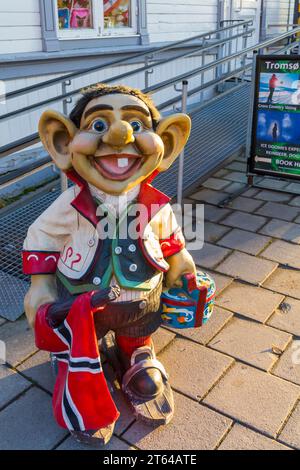 Troll sulla strada fuori dal negozio turistico Tromso a Tromso, Finnmark, Norvegia, Scandinavia, Europa a ottobre Foto Stock