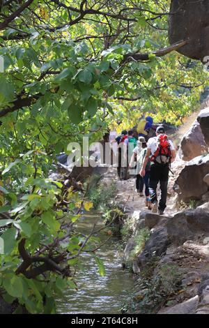 escursionisti nelle montagne dell'alto atlante Foto Stock