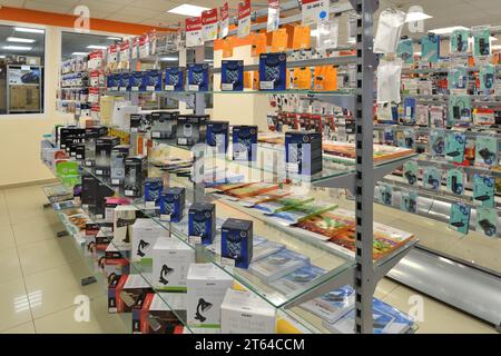 Mosca, Russia - 1 novembre. 2023. Punto vendita DNS di elettrodomestici nel grande magazzino Moskovsky Foto Stock