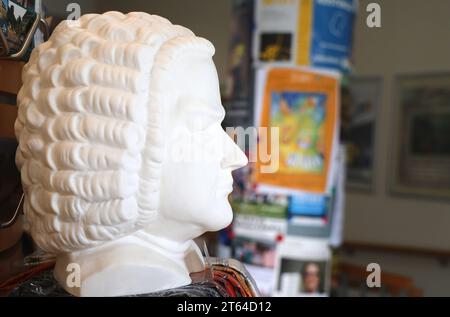 Arnstadt 30.10.2023, Arnstadt, Bueste von Johann Sebastian Bach in der TouristenInformation *** Arnstadt 30 10 2023, Arnstadt, busto di Johann Sebastian Bach nell'ufficio informazioni turistiche credito: Imago/Alamy Live News Foto Stock