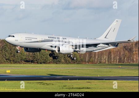Un aeromobile militare Airbus A330 Multi Role Tanker Transport (MRTT) dell'Aeronautica militare francese. Foto Stock
