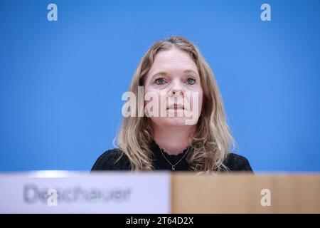 Kathrin Deschauer, Sprecherin Auswäritiges AMT, Regierungspressekonferenz zur aktuellen politischen Lage in Deutschland und der Welt, 08.11.2023, Haus der Bundespressekonferenz, Berlino, Deutschland **** Kathrin Deschauer, portavoce dell'Ufficio federale degli affari esteri, Conferenza stampa del governo sull'attuale situazione politica in Germania e nel mondo, 08 11 2023, Honder Bunekressaus Germania kreativmedia pkbundesregierung08112023 3 credito: Imago/Alamy Live News Foto Stock