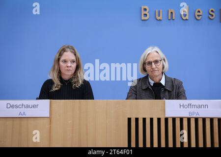 Kathrin Deschauer, Sprecherin Auswäritiges AMT, Christiane Hoffmann, Erste Stellvertretende Sprecherin der Bundesregierung, Regierungspressekonferenz zur aktuellen politischen Lage in Deutschland und der Welt, 08.11.2023, Haus der Bundespressekonferenz, Berlino, Deutschland **** Kathrin Deschauer, portavoce del governo federale, primo portavoce del governo federale Hoffmann conferenza stampa del governo sull'attuale situazione politica in Germania e nel mondo, 08 11 2023, Haus der Bundespressekonferenz, Berlino, Germania kreativmedia pkbundesregierung081120 Foto Stock