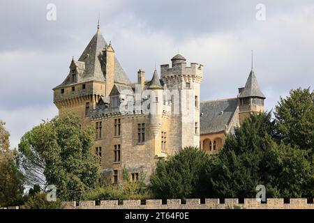 Château e il villaggio di Montfort nel Périgord Noir vicino a Sarlat. Il castello di Montfort si affaccia sul fiume Dordogne. Storia, architettura e turismo. Monfort Foto Stock