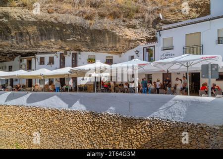 Setenil de las Bodegas, Spagna: 7 ottobre 2023: Pittoresca cittadina nella provincia di Cádiz. Le case di Setenil sono costruite sulla roccia. La pietra sono io Foto Stock