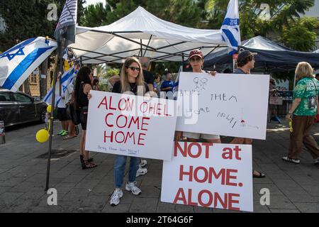 Una manifestazione nel centro di Tel Aviv, Israele, 28 ottobre 2023, per il rilascio di persone rapite dall'organizzazione terroristica Hamas il 7 ottobre, Foto Stock