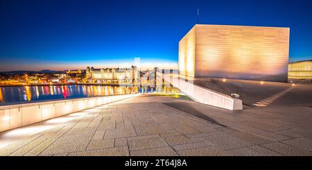 Teatro dell'Opera di Oslo e centro citta' architettura moderna, vista panoramica serale, capitale della Norvegia Foto Stock