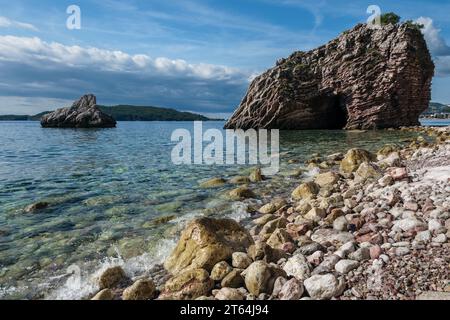 Guarda a ovest lungo la costa adriatica verso l'isola di Sveti Nikola, Budva, Montenegro Foto Stock