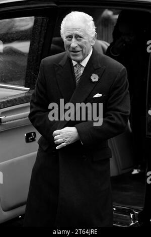 CONVERTITO IN BIANCO E NERO, il re Carlo III arriva per una visita alla New Malden Methodist Church, a sud-ovest di Londra, per incontrare la comunità coreana prima della visita di Stato del Presidente della Repubblica di Corea e della First Lady alla fine di questo mese. Data foto: Mercoledì 8 novembre 2023. Foto Stock