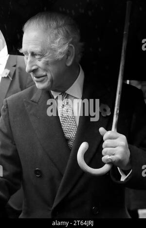 CONVERTITO IN BIANCO E NERO, il re Carlo III arriva per una visita alla New Malden Methodist Church, a sud-ovest di Londra, per incontrare la comunità coreana prima della visita di Stato del Presidente della Repubblica di Corea e della First Lady alla fine di questo mese. Data foto: Mercoledì 8 novembre 2023. Foto Stock