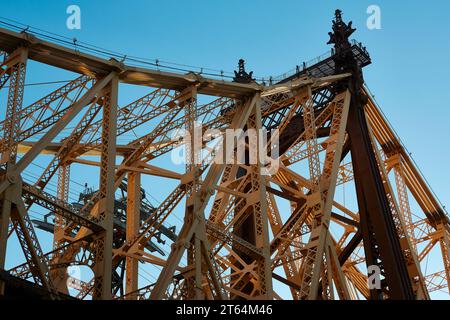 Il Queensboro Bridge, noto anche come ed Koch Queensboro Bridge e il 59th Street Bridge, è stato aperto nel 1909 a New York. Foto Stock