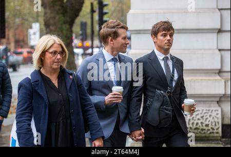 Londra, Inghilterra, Regno Unito. 8 novembre 2023. DUSTIN LANCE NERO (al centro) arriva alla Corte dei magistrati di Westminster, Londra, con suo marito, il tuffatore campione olimpico TOM DALEY (a destra), dove Black è accusato di aver aggredito una donna in un nightclub londinese. Black, vincitore di Oscar, che ha sposato Daley nel 2017, si è dichiarato non colpevole di aver aggredito Terry Edwardes battendo il 18 agosto dello scorso anno. (Immagine di credito: © Tayfun salci/ZUMA Press Wire) SOLO USO EDITORIALE! Non per USO commerciale! Foto Stock