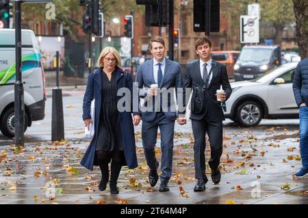 Londra, Inghilterra, Regno Unito. 8 novembre 2023. DUSTIN LANCE NERO (al centro) arriva alla Corte dei magistrati di Westminster, Londra, con suo marito, il tuffatore campione olimpico TOM DALEY (a destra), dove Black è accusato di aver aggredito una donna in un nightclub londinese. Black, vincitore di Oscar, che ha sposato Daley nel 2017, si è dichiarato non colpevole di aver aggredito Terry Edwardes battendo il 18 agosto dello scorso anno. (Immagine di credito: © Tayfun salci/ZUMA Press Wire) SOLO USO EDITORIALE! Non per USO commerciale! Foto Stock