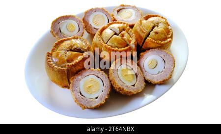 Tortine di maiale a fette e uova di scotch pronte da mangiare - John Gollop Foto Stock