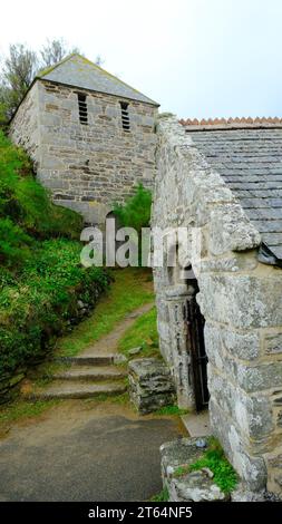 L'ingresso e il campanile separato in St. Winwalloe Church situata sulla spiaggia di Gunwalloe, Cornovaglia, Regno Unito - John Gollop Foto Stock