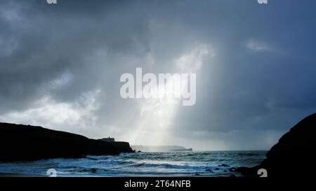 Cieli tempestosi sopra Gunwalloe nella penisola di Lizard, Cornovaglia, Regno Unito - John Gollop Foto Stock