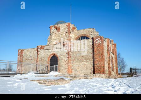 Rovine dell'antica chiesa dell'Annunciazione del Santissimo Theotokos. Insediamento di Rurikovo, Veliky Novgorod, Russia Foto Stock