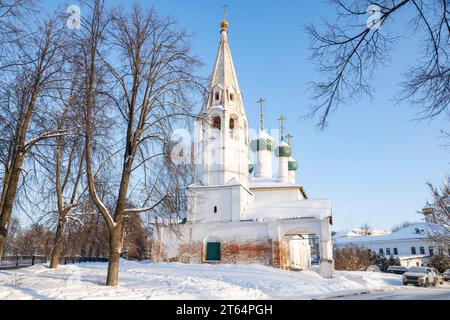 Vista dell'antica chiesa di San Nicholas the Wonderworker nella città tritata (Chiesa di San Nicholas il tritato, 1695) in un giorno di gennaio. Yaroslavl Foto Stock