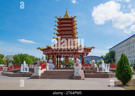 ELISTA, RUSSIA - 4 GIUGNO 2023: Soleggiato giorno di giugno alla pagoda buddista "sette giorni" Foto Stock