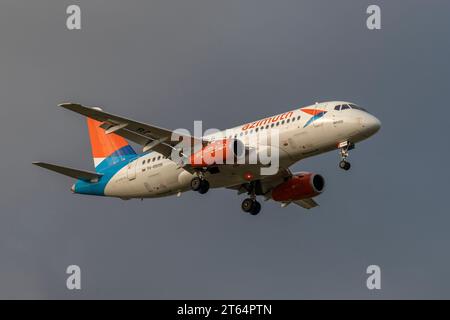 SAN PIETROBURGO, RUSSIA - 24 OTTOBRE 2023: Aereo Sukhoi SuperJet 100-95B "Irtysh" (RA-89095) delle compagnie aeree Azimuth sulla pista di atterraggio nel cielo nuvoloso Foto Stock