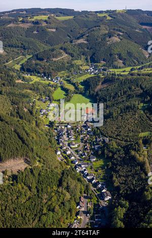 Vista aerea, zona residenziale Glingestraße e campo sportivo, paesaggio collinare e area forestale con danni forestali, Rönkhausen, Finnentrop, Sauerland, No Foto Stock
