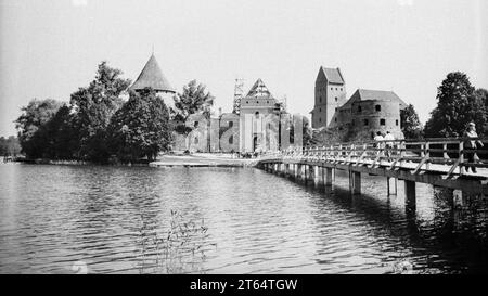 Trakai, URSS - 13 luglio 1984: Castello dell'isola di Trakai durante il restauro, Lituania. Scansione di pellicole in bianco e nero Foto Stock