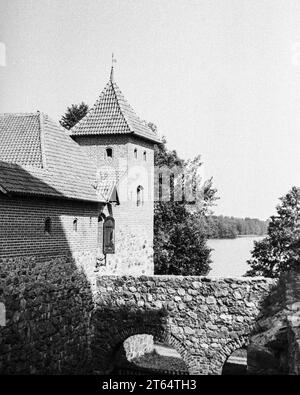 Trakai, URSS - 13 luglio 1984: Torre e mura del castello dell'isola di Trakai, Lituania. Scansione di pellicole in bianco e nero Foto Stock