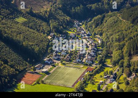 Vista aerea, zona residenziale Glingestraße e campo sportivo, paesaggio collinare e zona boscosa, Rönkhausen, Finnentrop, Sauerland, Renania settentrionale-Vestfali Foto Stock