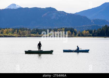 Angler sul lago Hopfensee, Alpi Allgaeu, Hopfen am SEE, Ostallgaeu, Baviera, Germania Foto Stock