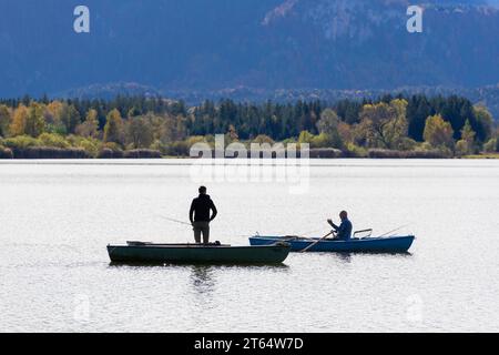 Angler sul lago Hopfensee, Hopfen am SEE, Ostallgaeu, Baviera, Germania Foto Stock