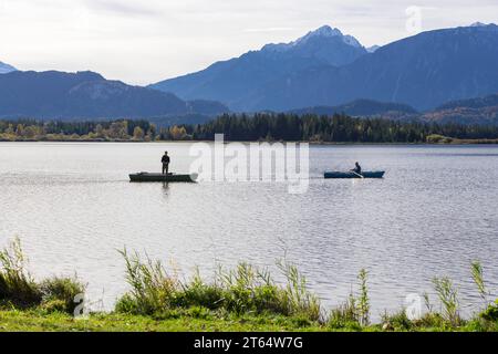 Angler sul lago Hopfensee, Alpi Allgaeu, Hopfen am SEE, Ostallgaeu, Baviera, Germania Foto Stock