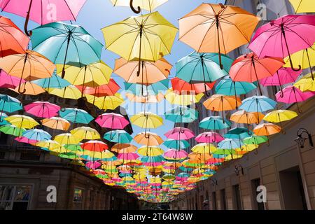 Ombrelli colorati su una strada di Timisoara (Romania) Foto Stock