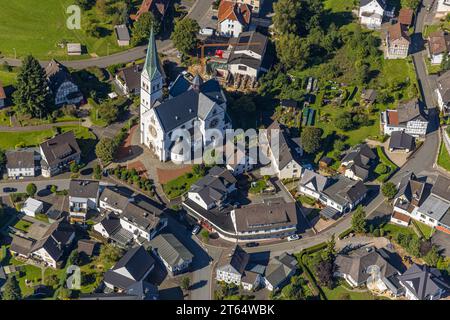Vista aerea, St. Antonius Einsiedler Church, cantiere presso la stazione dei vigili del fuoco, Heggen, Finnentrop, Sauerland, Renania settentrionale-Vestfalia, Germania, PL Foto Stock