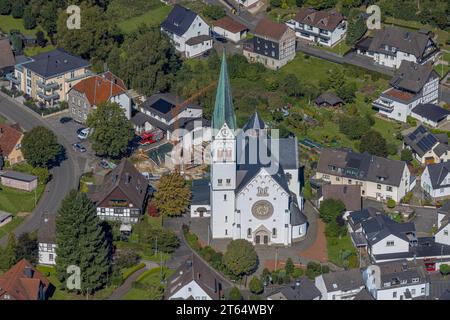 Vista aerea, St. Antonius Einsiedler Church, cantiere presso la stazione dei vigili del fuoco, Heggen, Finnentrop, Sauerland, Renania settentrionale-Vestfalia, Germania, PL Foto Stock