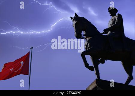 Statua di Ataturk sul cavallo con la luna. 10 novembre Ataturk commemorazione giornata concetto. Foto Stock